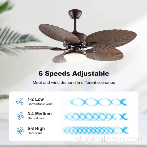 Ventilador de teto da ilha tropical com luzes de pátios ao ar livre